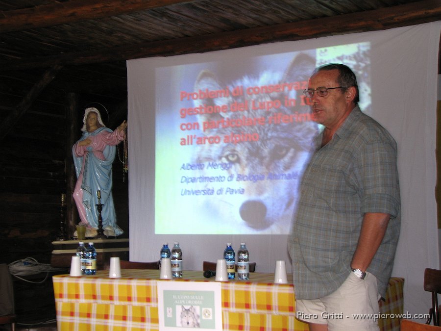 canipastore 3..jpg - Il prof. Alberto Meriggi del'Università di Pavia presenta un'approfondita relazione sul problema della gestione del lupo in Italia e, in particolare, sull'arco alpino